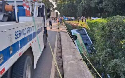 Seis pessoas ficam feridas após ônibus com trabalhadores cair de viaduto em Ouro Fino