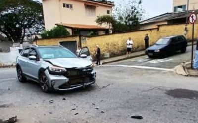 Motociclista fica ferido após colisão com carro no bairro Cruzeiro do Sul